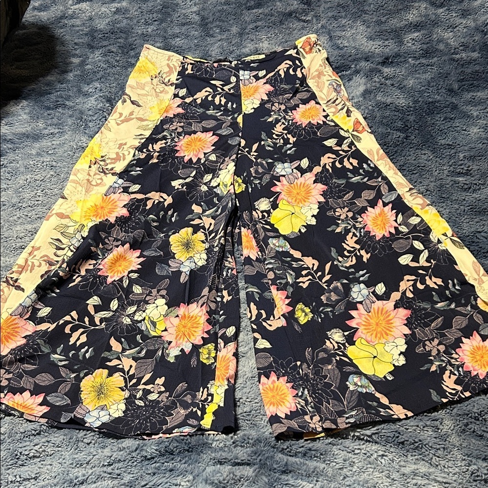 Umgee cropped Floral Pants - Picture 1 of 9
